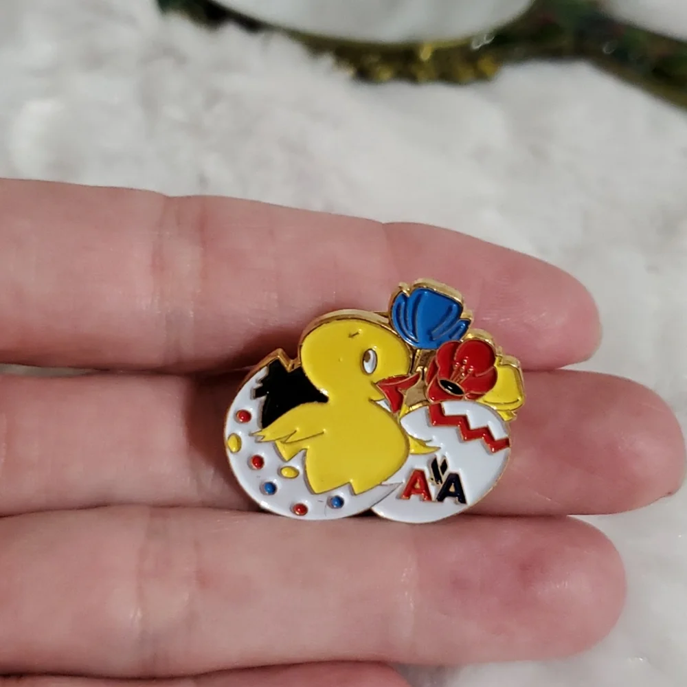AMERICAN AIRLINES Legacy AA Vintage Easter Spring tulip chick egg pinback HTF - Picture 4 of 4